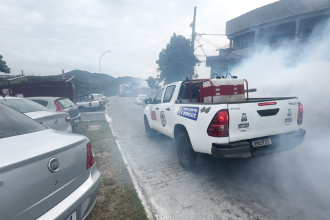 Arraial do Cabo intensifica combate à dengue com circulação do carro fumacê nos bairros