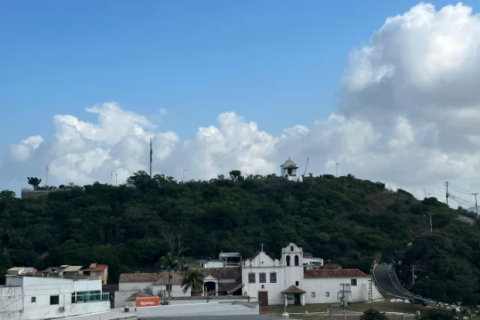 Julho chega com sol, brisa e alerta de chuva em Cabo Frio