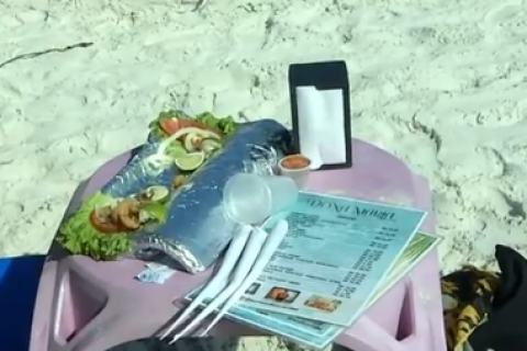 Turistas denunciam consumação mínima de R$ 500 em barracas da Praia do Forte