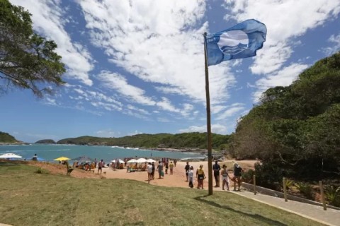 Búzios lidera o litoral fluminense com mais praias Bandeira Azul na temporada 2025/2026