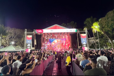 Festa de São Cristóvão encerra com grande show do Biquíni em Cabo Frio