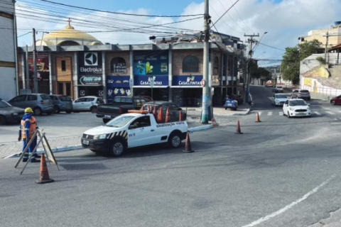 Trecho da RJ-140 passa por recapeamento e trânsito é parcialmente interditado em Arraial do Cabo