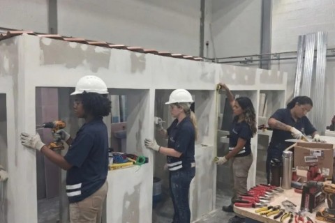 As inscrições para o curso de Instalador de Sistemas Drywall, voltado exclusivamente para mulheres, seguem abertas até esta quinta-feira (26) em Armação dos Búzios