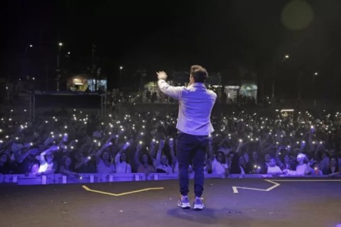 Fiéis lotam Praça Tia Uia em missa campal e show de Thiago Brado na celebração dos 30 anos de Búzios