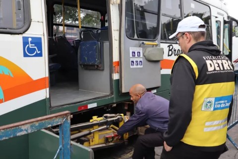Operação do Detro reforça fiscalização do transporte intermunicipal em Cabo Frio