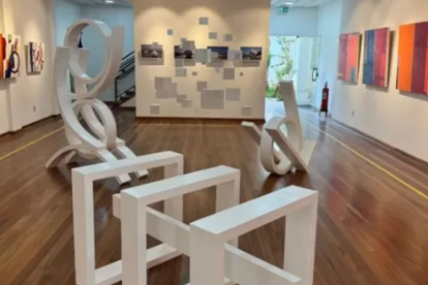 Arte abstrata ganha destaque em exposição no Palácio das Águias, em Cabo Frio