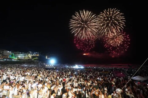 Arraial do Cabo dá as boas-vindas a 2026 em grande estilo