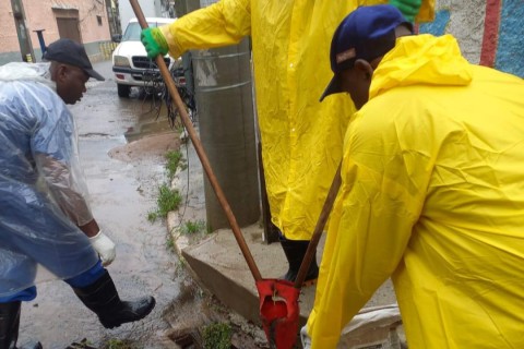 Prefeitura de Cabo Frio intensifica limpeza de galerias após forte chuva em Cabo Frio