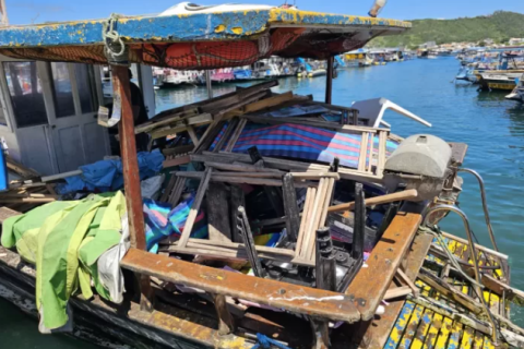 Prefeitura de Arraial do Cabo retira quatro toneladas de materiais irregulares da Praia do Forno