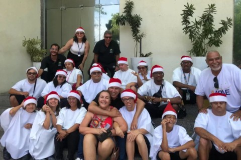 APAE de Cabo Frio emociona com Cantata de Natal em frente à Prefeitura