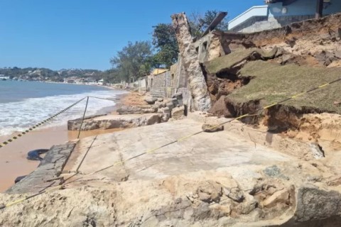 Imóveis podem ser interditados após desabamentos na Praia do Canto, em Búzios