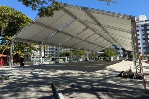 Contagem regressiva: montagem da estrutura do Wine & Jazz Festival transforma a Praça Antônio Raposo