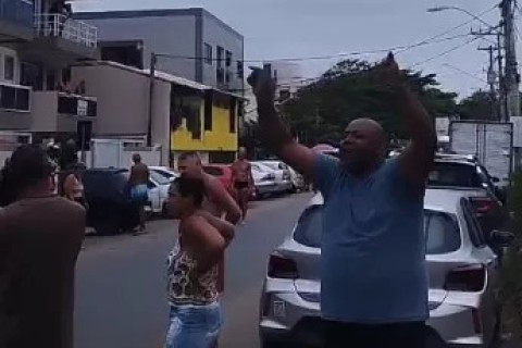 Moradores protestam por falta de energia após dias de apagões em Cabo Frio