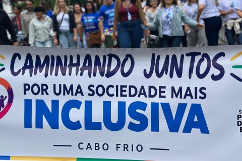 Caminhada leva inclusão às ruas de Cabo Frio e reforça combate ao capacitismo