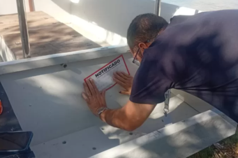 Fiscalização ambiental identifica embarcações irregulares e estrutura de estaleiro na Ogiva, em Cabo Frio