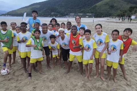 Projeto Grão de Areia abre inscrições para aulas gratuitas de beach soccer em Cabo Frio