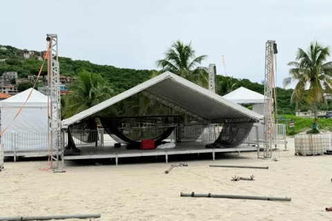 Arena dos Blocos é montada para o Carnaval 2026 em Arraial do Cabo