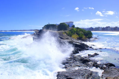 Marinha alerta para ressaca com ondas de até 3 metros no litoral da Região dos Lagos