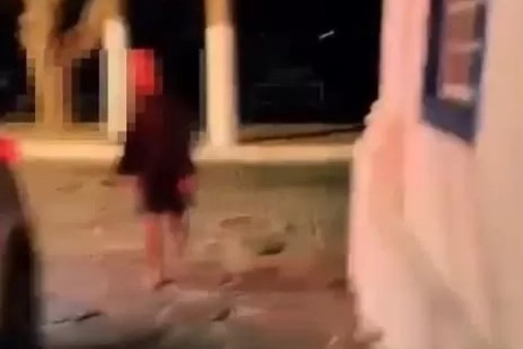 Tiktoker grava momento em que tem celular furtado por criminoso na Orla Bardot, em Búzios