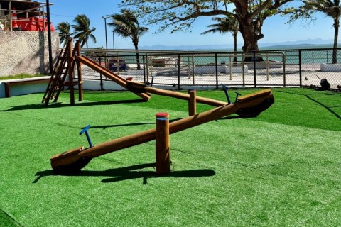 Prefeitura entrega novo parquinho em Figueira com espaço renovado para crianças e famílias