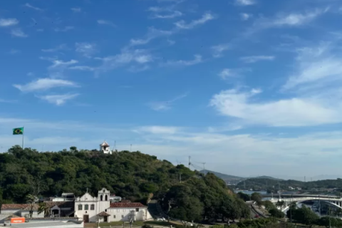 Céu claro e mar calmo marcam início da semana na Região dos Lagos