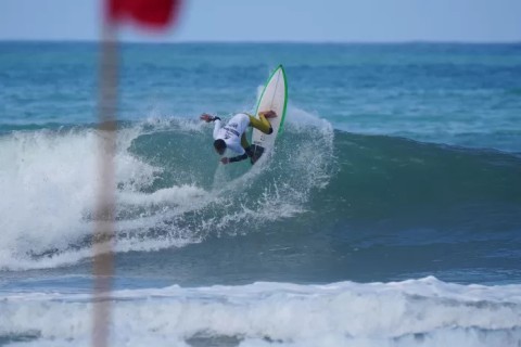 Búzios recebe abertura do CBSurf Taça Brasil 2025 com fortes ondas em Geribá
