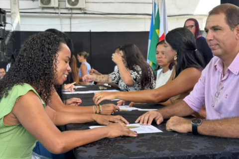 Mais de 200 aprovados em concurso tomam posse na área da Educação em Arraial do Cabo