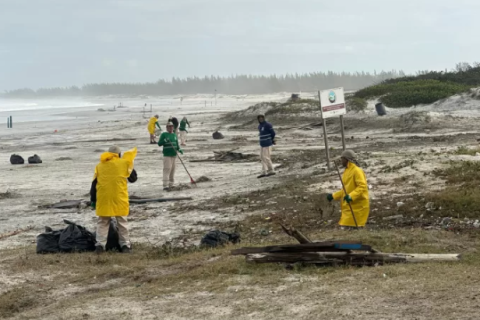 Praia Grande passa por mutirão de limpeza após ressaca em Arraial do Cabo