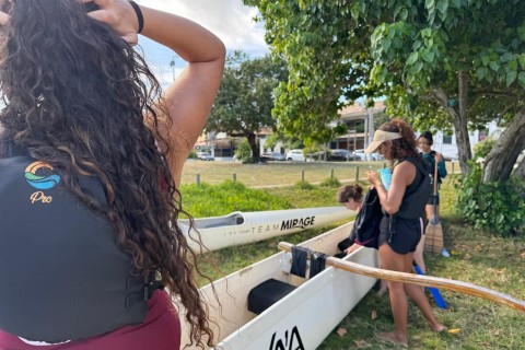 Alunos de projeto em parceria com a prefeitura de Cabo Frio participam de campeonato de canoa havaiana em Búzios