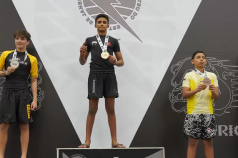 Estreante no No-Gi, jovem de Cabo Frio vence campeonato de Jiu-Jitsu e dedica título ao pai
