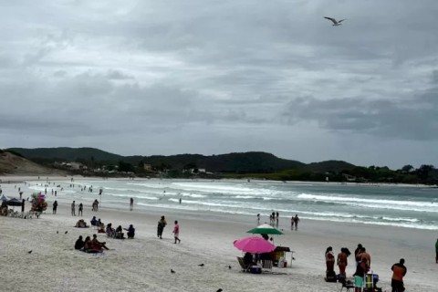 Céu nublado, chuva fraca e mar agitado marcam quinta-feira (9) na Região dos Lagos