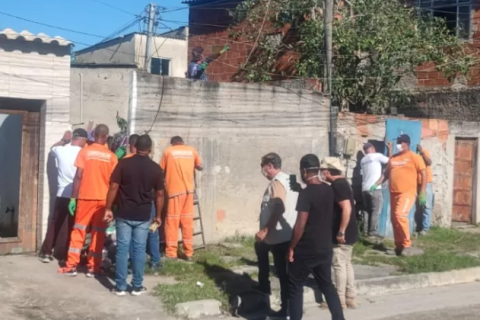 Casa com mais de uma tonelada de lixo é alvo de operação no Jardim Esperança, em Cabo Frio