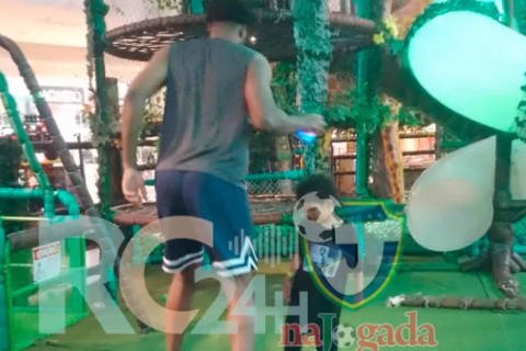Embiid, astro da NBA, visita shopping em Cabo Frio com a família