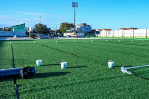 Gramado sintético do Correão começou a ser instalado nesta quinta-feira (31)
