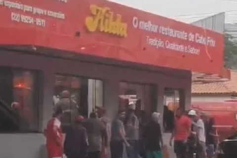 Desabamento de laje em restaurante deixa dois feridos durante temporal em Cabo Frio