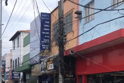 Incêndio em poste interdita trecho de rua no Centro de Cabo Frio