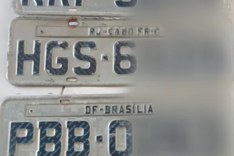 Placas de veículos perdidas na chuva estão disponíveis para retirada em Arraial do Cabo