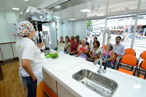 Saúde em Ação leva oficinas gratuitas de educação alimentar à Praça Dona Uia, em Búzios