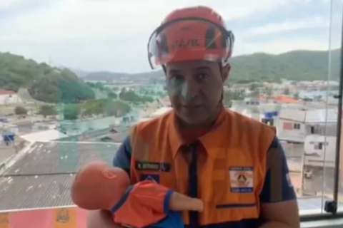 Coordenador da Defesa Civil de Cabo Frio ensina na rádio manobras para socorrer crianças engasgadas