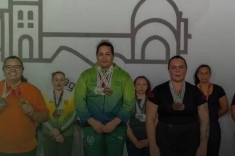 Atleta de Saquarema conquista ouro e bate recordes no Brasileiro de Powerlifting 2026