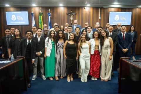 Estudantes do Parlamento Juvenil de Cabo Frio tomam posse durante Sessão Solene