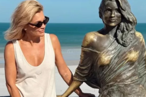 Simpatia: Atriz Flávia Alessandra encanta fãs em Arraial do Cabo