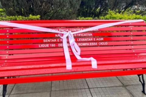Banco vermelho em homenagem a Ângela Diniz será instalado na Praça dos Ossos, em Búzios