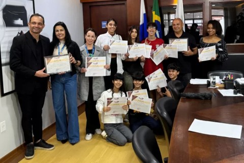 Prefeito de São Pedro da Aldeia, Fábio do Pastel, recebe alunos da Escola de Artes Municipal