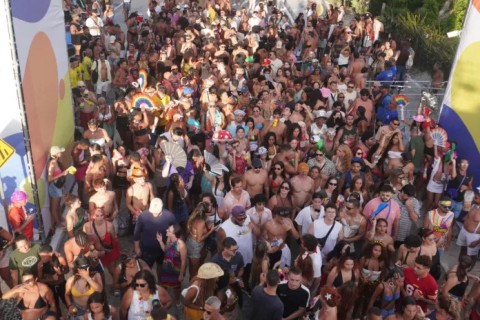 Bloco Carnagay celebra 22 anos com orla lotada, alegria e diversidade em Cabo Frio