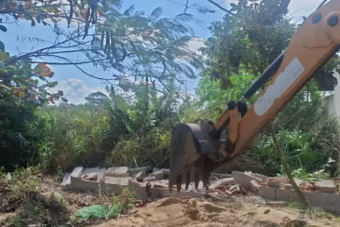 Fiscalização remove entulho e demole construção irregular em área de preservação em Cabo Frio