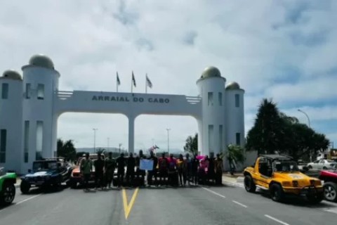 Bugueiros protestam em Arraial do Cabo contra restrição de acesso à Lagoa Vermelha