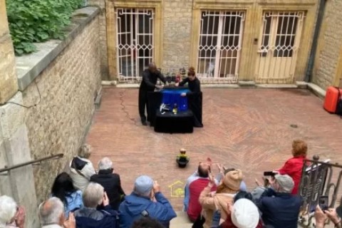 Artistas cabo-frienses representam o Brasil no maior festival de teatro de marionetes do mundo, na França