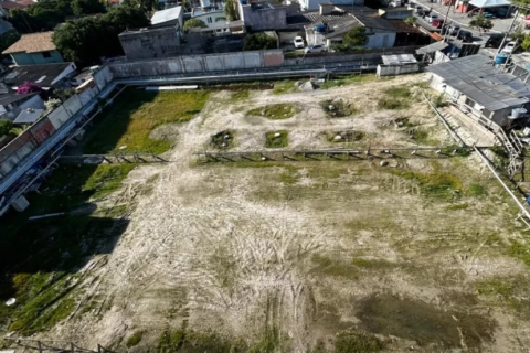 Mais de 80 famílias denunciam atraso e falta de respostas em empreendimento na Praia dos Anjos, em Arraial