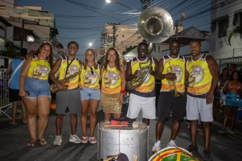 Desfile do Parókia reúne foliões em Cabo Frio e celebra memória de Seu Carlos da Tuba